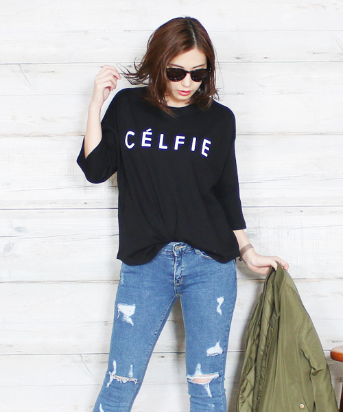 reca（レカ）の「【スタッフおすすめ】ゆったりストレスフリーの着心地ロゴtシャツ ”CELFIE”（Tシャツ/カットソー・レディース・ネイビー/ブラック/グレー/ホワイト/パープル系その他/サーモンピンク/ブルー系その他/カーキ/ダークグレー/ベージュ/モカ・FREE）」の22枚目の写真