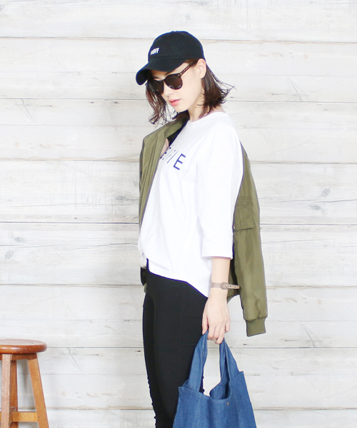 reca（レカ）の「【スタッフおすすめ】ゆったりストレスフリーの着心地ロゴtシャツ ”CELFIE”（Tシャツ/カットソー・レディース・ネイビー/ブラック/グレー/ホワイト/パープル系その他/サーモンピンク/ブルー系その他/カーキ/ダークグレー/ベージュ/モカ・FREE）」の16枚目の写真