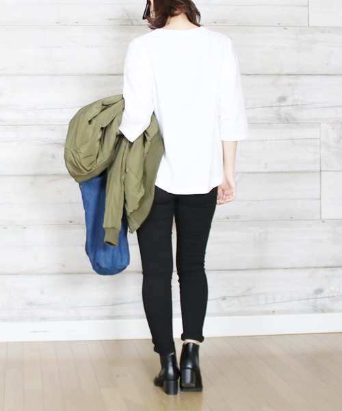 reca（レカ）の「【スタッフおすすめ】ゆったりストレスフリーの着心地ロゴtシャツ ”CELFIE”（Tシャツ/カットソー・レディース・ネイビー/ブラック/グレー/ホワイト/パープル系その他/サーモンピンク/ブルー系その他/カーキ/ダークグレー/ベージュ/モカ・FREE）」の18枚目の写真