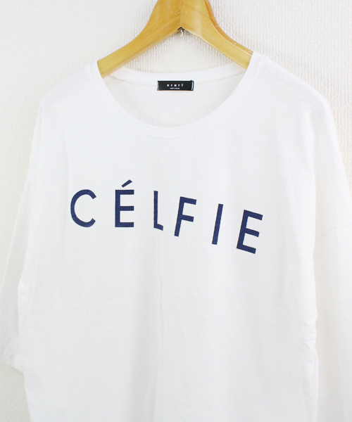 reca（レカ）の「【スタッフおすすめ】ゆったりストレスフリーの着心地ロゴtシャツ ”CELFIE”（Tシャツ/カットソー・レディース・ネイビー/ブラック/グレー/ホワイト/パープル系その他/サーモンピンク/ブルー系その他/カーキ/ダークグレー/ベージュ/モカ・FREE）」の14枚目の写真