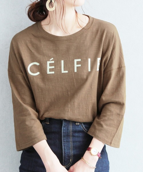 reca（レカ）の「【スタッフおすすめ】ゆったりストレスフリーの着心地ロゴtシャツ ”CELFIE”（Tシャツ/カットソー・レディース・ネイビー/ブラック/グレー/ホワイト/パープル系その他/サーモンピンク/ブルー系その他/カーキ/ダークグレー/ベージュ/モカ・FREE）」の5枚目の写真