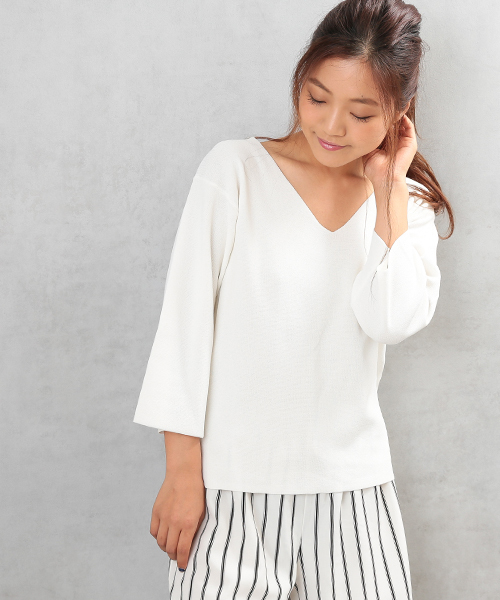 COLONY 2139（コロニートゥーワンスリーナイン）の「R/N強撚　V/Nミラノトップス（Tシャツ/カットソー・レディース・ベージュ/ネイビー/ホワイト・FREE）」の2枚目の写真