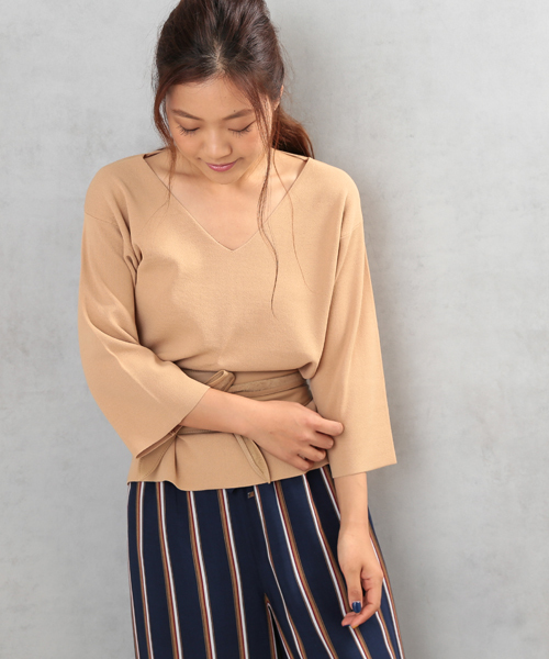 COLONY 2139（コロニートゥーワンスリーナイン）の「R/N強撚　V/Nミラノトップス（Tシャツ/カットソー・レディース・ベージュ/ネイビー/ホワイト・FREE）」の4枚目の写真