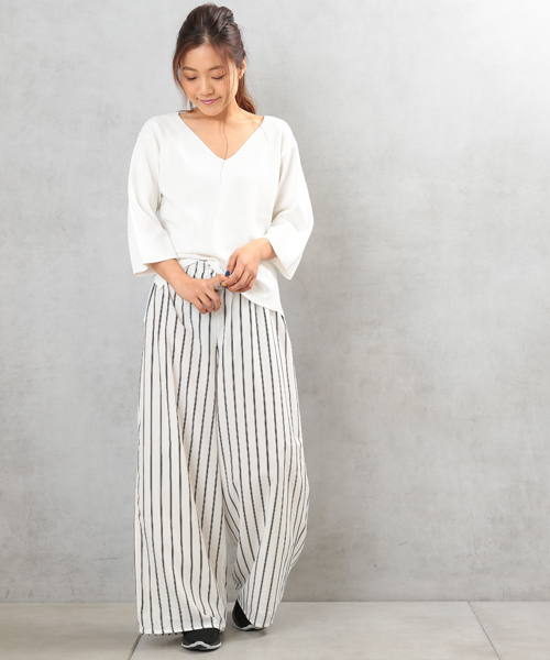 COLONY 2139（コロニートゥーワンスリーナイン）の「R/N強撚　V/Nミラノトップス（Tシャツ/カットソー・レディース・ベージュ/ネイビー/ホワイト・FREE）」の5枚目の写真