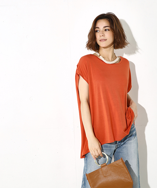 AZUL by moussy（アズールバイマウジー）の「スリーブバックタックBIG プルオーバー（Tシャツ/カットソー・レディース・ベージュ/オレンジ系その他/オフホワイト/ブラック・SMALL/MEDIUM）」の4枚目の写真