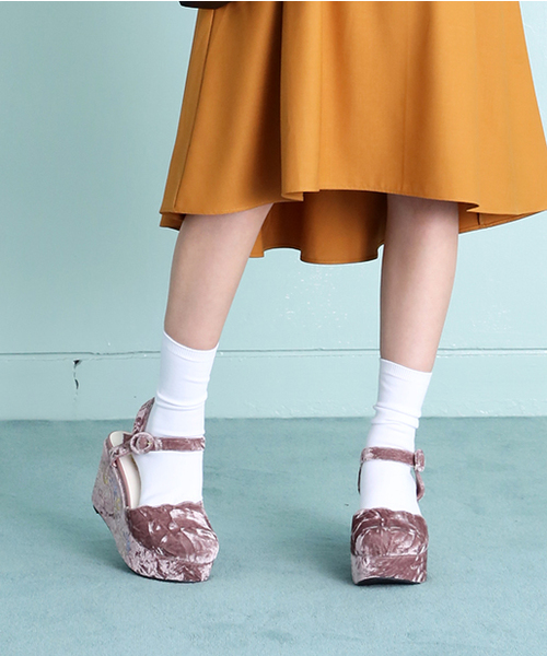 one after another NICE CLAUP（ワンアフターアナザーナイスクラップ）の「べロア刺繍スカラップサンダル（サンダル・レディース・ブラック/ベージュ/ピンク・L/S/M）」の3枚目の写真