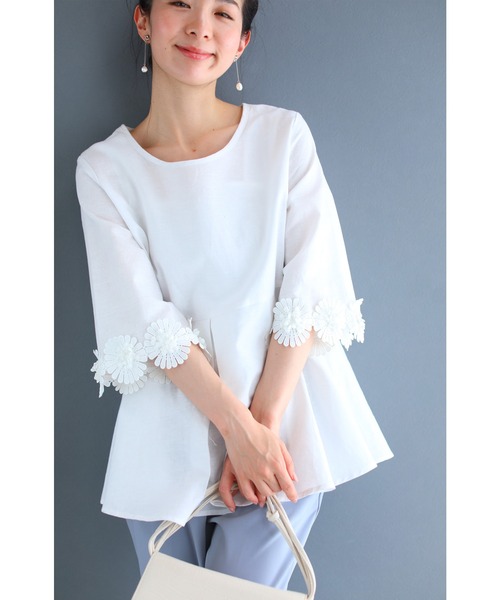 cawaii(カワイイ)の「袖に咲く立体の花ブラウストップス(Tシャツ/カットソー・レディース・ホワイト・M)」の1枚目の写真