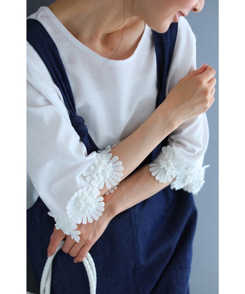 cawaii(カワイイ)の「袖に咲く立体の花ブラウストップス(Tシャツ/カットソー・レディース・ホワイト・M)」の14枚目の写真