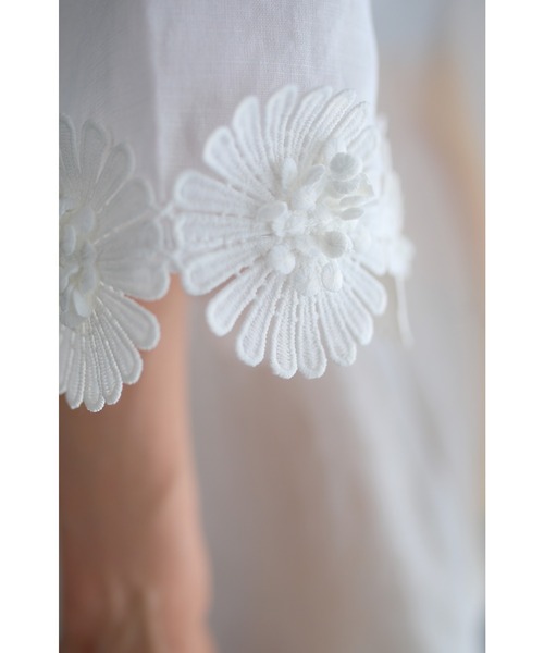 cawaii(カワイイ)の「袖に咲く立体の花ブラウストップス(Tシャツ/カットソー・レディース・ホワイト・M)」の13枚目の写真