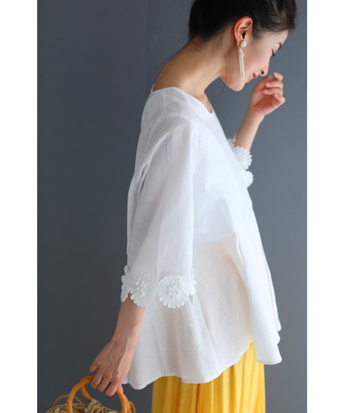 cawaii(カワイイ)の「袖に咲く立体の花ブラウストップス(Tシャツ/カットソー・レディース・ホワイト・M)」の11枚目の写真