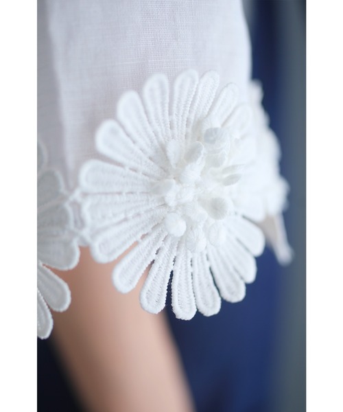 cawaii(カワイイ)の「袖に咲く立体の花ブラウストップス(Tシャツ/カットソー・レディース・ホワイト・M)」の6枚目の写真