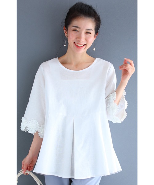 cawaii(カワイイ)の「袖に咲く立体の花ブラウストップス(Tシャツ/カットソー・レディース・ホワイト・M)」の4枚目の写真
