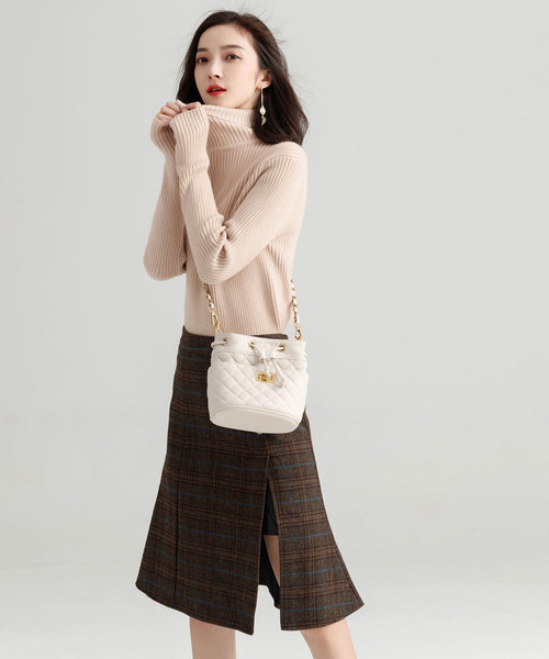 SAISON DE PAPILLON（セゾンドパピヨン）の「ハイネックシンプルリブニットトップス（ニット/セーター・レディース・ベージュ/ネイビー/キャメル・M/L）」の10枚目の写真