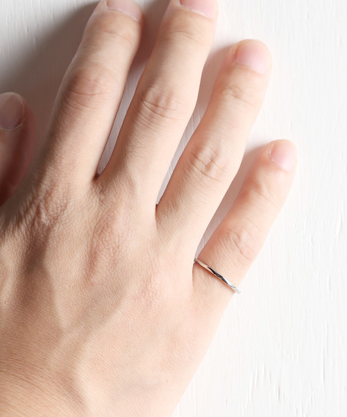 rufsh(ルフシュ)の「【rufsh/ルフシュ】stainless anrrow wave ring/ ステンレスリング RF1908CJSR03(リング・メンズ・ゴールド/シルバー・#11/#13)」の2枚目の写真