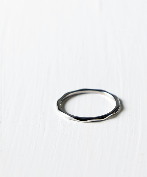 rufsh(ルフシュ)の「【rufsh/ルフシュ】stainless anrrow wave ring/ ステンレスリング RF1908CJSR03(リング・メンズ・ゴールド/シルバー・#11/#13)」の4枚目の写真