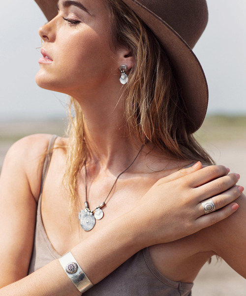 ALEXIA STAM(アリシアスタン)の「Concho Bangle/コンチョバングル(バングル/リストバンド・レディース・シルバー・FREE)」の4枚目の写真