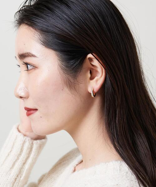 UNITED ARROWS（ユナイテッドアローズ）の「UBCS CZ フープ イヤリング GLD（イヤリング・レディース・ゴールド・FREE）」の5枚目の写真