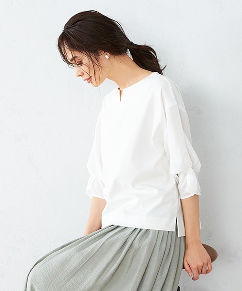 COMME CA ISM（コムサイズム）の「ボリュームスリーブ キーネック カットソー（Tシャツ/カットソー・レディース・ホワイト/ダークブラウン/バイオレット/ライラック・MEDIUM/LARGE）」の2枚目の写真