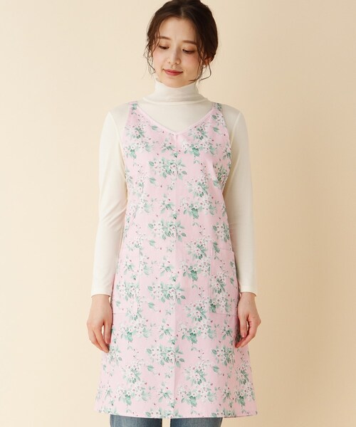 LAURA ASHLEY（ローラアシュレイ）の「フラワー柄レディースエプロン（エプロン・レディース・ホワイト系1/サックスブルー系/ピンク系5・00）」の4枚目の写真