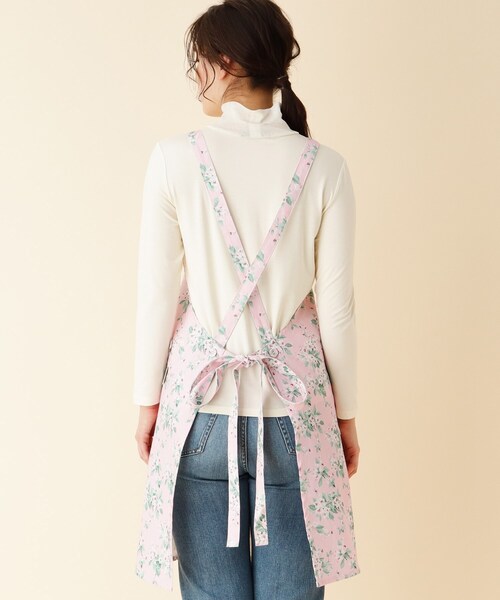 LAURA ASHLEY（ローラアシュレイ）の「フラワー柄レディースエプロン（エプロン・レディース・ホワイト系1/サックスブルー系/ピンク系5・00）」の6枚目の写真