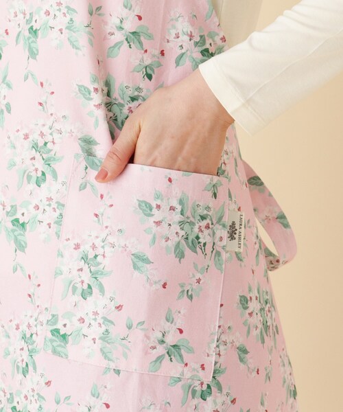 LAURA ASHLEY（ローラアシュレイ）の「フラワー柄レディースエプロン（エプロン・レディース・ホワイト系1/サックスブルー系/ピンク系5・00）」の8枚目の写真