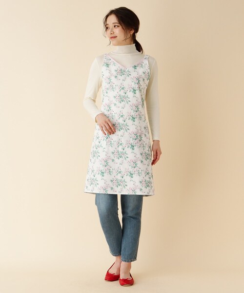 LAURA ASHLEY（ローラアシュレイ）の「フラワー柄レディースエプロン（エプロン・レディース・ホワイト系1/サックスブルー系/ピンク系5・00）」の11枚目の写真