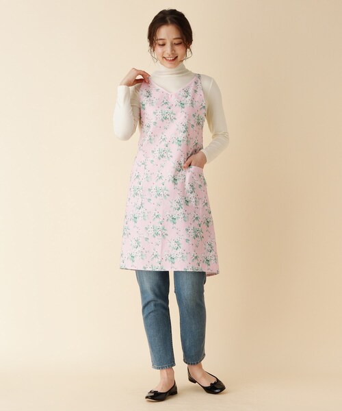 LAURA ASHLEY（ローラアシュレイ）の「フラワー柄レディースエプロン（エプロン・レディース・ホワイト系1/サックスブルー系/ピンク系5・00）」の12枚目の写真