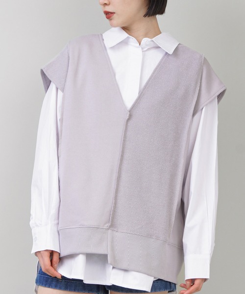 SPINNS(スピンズ)の「【2WAY仕様】切替ベスト(ベスト・レディース・カーキ/グレイッシュベージュ/ライトブルーグレー・ONESIZE)」の2枚目の写真