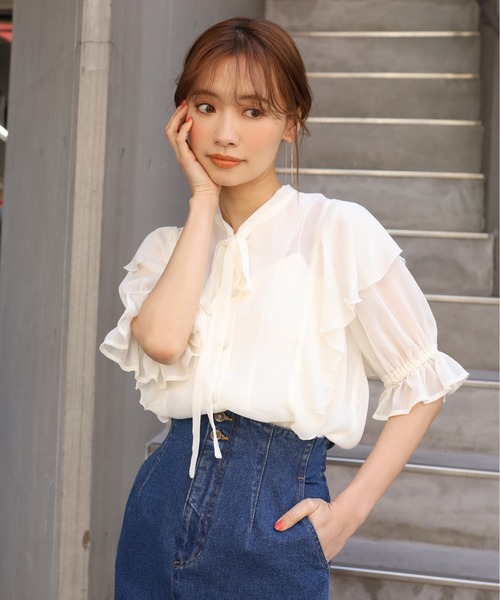 one after another NICE CLAUP(ワンアフターアナザーナイスクラップ)の「ボウタイ肩フリルブラウス(シャツ/ブラウス・レディース・チャコールグレー/アイボリー/ホワイト系その他・FREE)」の5枚目の写真