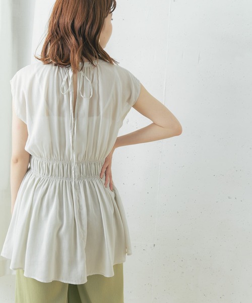 URBAN RESEARCH ROSSO(アーバンリサーチロッソ)の「バックリボンシャーリングブラウス(シャツ/ブラウス・レディース・オフホワイト/ミント/ダークブラウン・FREE)」の4枚目の写真