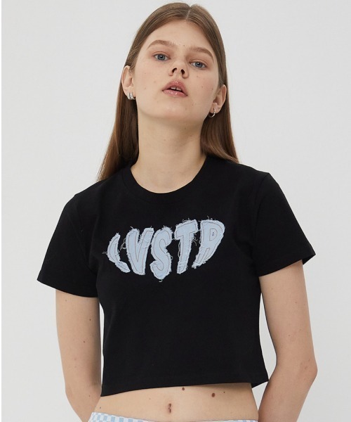 LUVISTRUE(ラヴイズトゥルー)の「『LUV IS TRUE/ラブ イズ トゥルー』GV APPLIQUE CROP TEE/ アップリケ クロップド丈 Tシャツ(Tシャツ/カットソー・レディース・ブラック/ホワイト・FREE)」の2枚目の写真
