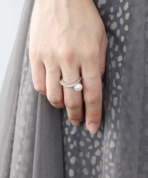 Three Four Time（ｽﾘｰﾌｫｰﾀｲﾑ）の「マットメタルフレームパールリング　#13（リング・レディース・ゴールド/シルバー・FREE）」の4枚目の写真