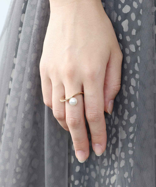 Three Four Time（ｽﾘｰﾌｫｰﾀｲﾑ）の「マットメタルフレームパールリング　#13（リング・レディース・ゴールド/シルバー・FREE）」の5枚目の写真