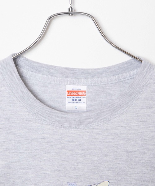 WEGO GRAPHICS（ウィゴーグラフィックス）の「WEGO/放課後アート部 ガブリイズムガブリメリーT（Tシャツ/カットソー・メンズ・ホワイト/ライトグレー・MEDIUM/LARGE/X-LARGE）」の14枚目の写真