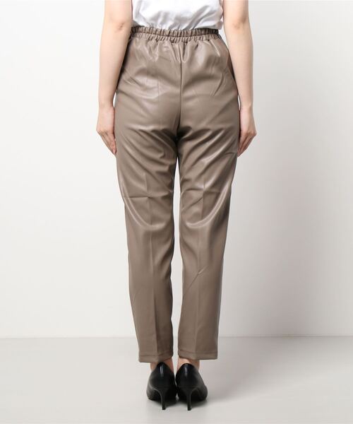 Bab（バブ）の「【WEB限定】フェイクレザーテーパードパンツ（その他パンツ・レディース・モカ/アイボリー・38）」の10枚目の写真