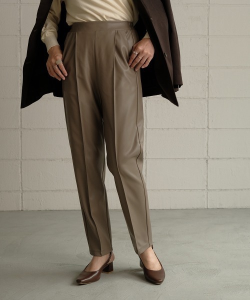 Bab（バブ）の「【WEB限定】フェイクレザーテーパードパンツ（その他パンツ・レディース・モカ/アイボリー・38）」の2枚目の写真