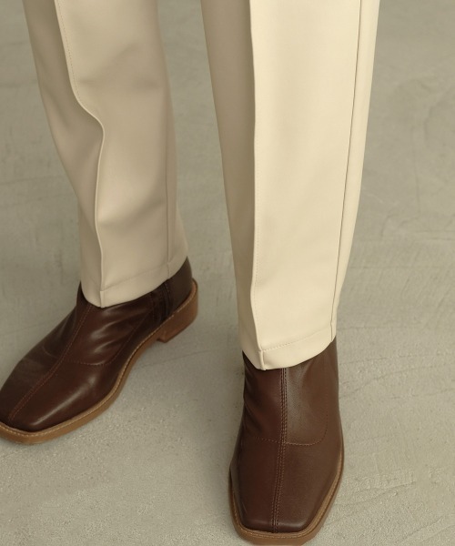Bab（バブ）の「【WEB限定】フェイクレザーテーパードパンツ（その他パンツ・レディース・モカ/アイボリー・38）」の7枚目の写真