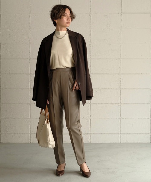 Bab（バブ）の「【WEB限定】フェイクレザーテーパードパンツ（その他パンツ・レディース・モカ/アイボリー・38）」の9枚目の写真