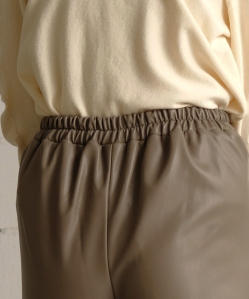 Bab（バブ）の「【WEB限定】フェイクレザーテーパードパンツ（その他パンツ・レディース・モカ/アイボリー・38）」の4枚目の写真