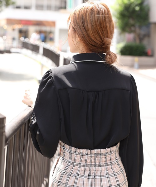 one after another NICE CLAUP(ワンアフターアナザーナイスクラップ)の「高見え上品に決まる!プチプラ!パイピングパールボタンブラウス(シャツ/ブラウス・レディース・ブラック/サックスブルー/アイボリー/モカ・FREE)」の6枚目の写真