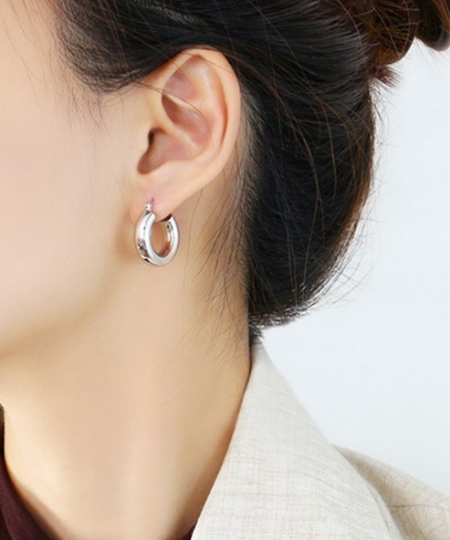 yu-ka（ユーカ）の「YU-KA : シルバー ぷっくりフープピアス（ピアス（両耳用）・レディース・ゴールド/シルバー・ONE SIZE）」の3枚目の写真