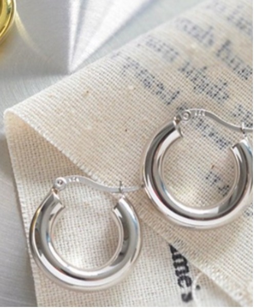 yu-ka（ユーカ）の「YU-KA : シルバー ぷっくりフープピアス（ピアス（両耳用）・レディース・ゴールド/シルバー・ONE SIZE）」の5枚目の写真