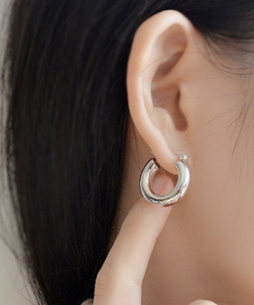 yu-ka（ユーカ）の「YU-KA : シルバー ぷっくりフープピアス（ピアス（両耳用）・レディース・ゴールド/シルバー・ONE SIZE）」の7枚目の写真