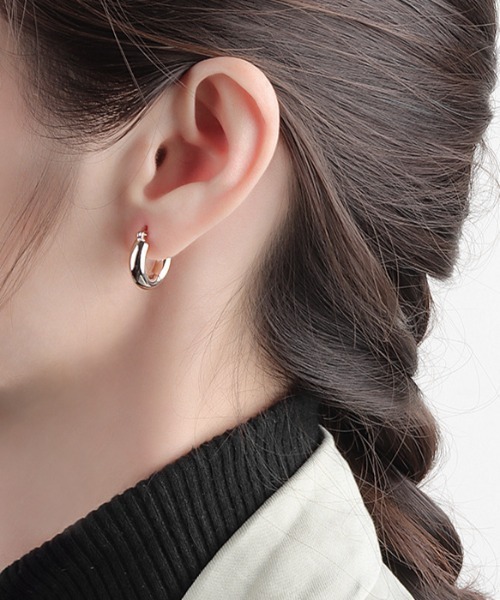 yu-ka（ユーカ）の「YU-KA : シルバー ぷっくりフープピアス（ピアス（両耳用）・レディース・ゴールド/シルバー・ONE SIZE）」の6枚目の写真