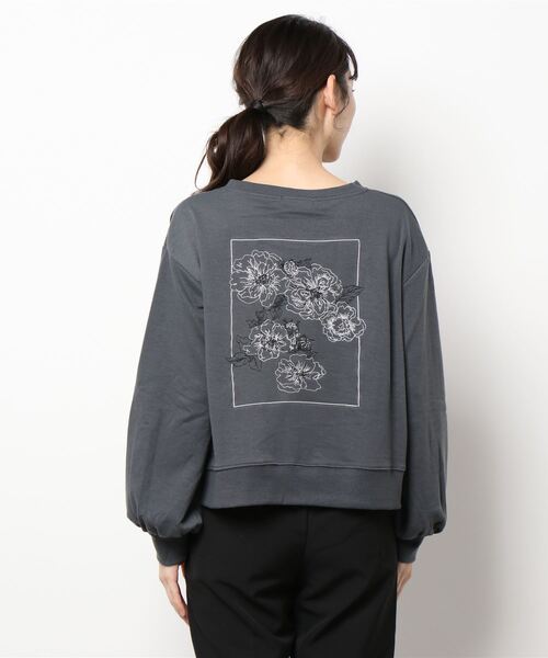CHILLE（チル）の「CHILLEロゴバックフラワー刺繍トレーナー（スウェット・レディース・ライトブルー/スミクロ・FREE）」の9枚目の写真