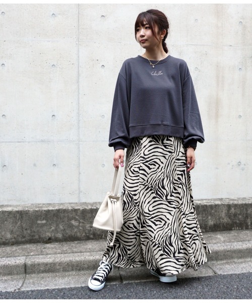 CHILLE（チル）の「CHILLEロゴバックフラワー刺繍トレーナー（スウェット・レディース・ライトブルー/スミクロ・FREE）」の4枚目の写真