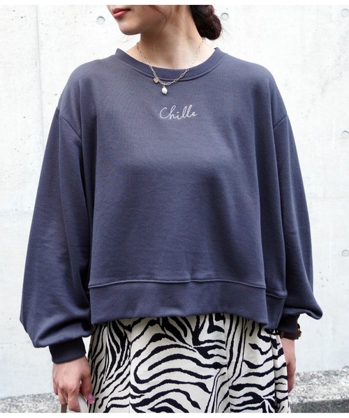 CHILLE（チル）の「CHILLEロゴバックフラワー刺繍トレーナー（スウェット・レディース・ライトブルー/スミクロ・FREE）」の3枚目の写真