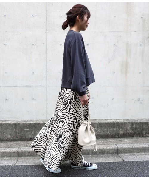 CHILLE（チル）の「CHILLEロゴバックフラワー刺繍トレーナー（スウェット・レディース・ライトブルー/スミクロ・FREE）」の5枚目の写真