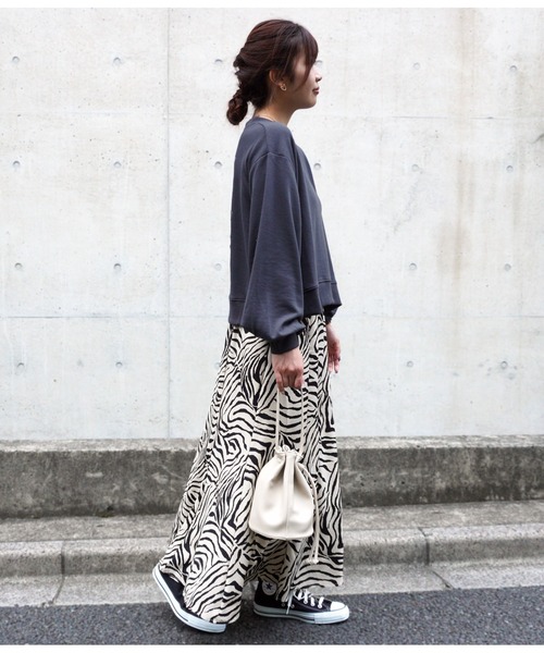 CHILLE（チル）の「CHILLEロゴバックフラワー刺繍トレーナー（スウェット・レディース・ライトブルー/スミクロ・FREE）」の6枚目の写真