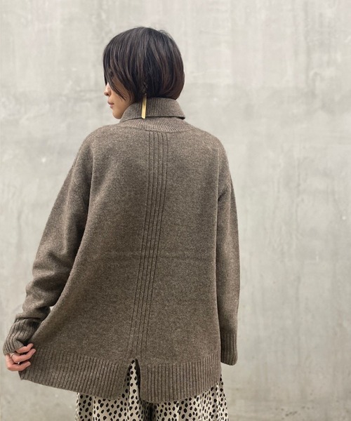 BEARDSLEY（ビアズリー）の「ヤクとメリノウールを混紡したとてもやわらかな 後ろスリットタートルニット（ニット/セーター・レディース・スカイブルー/モカ・FREE）」の8枚目の写真